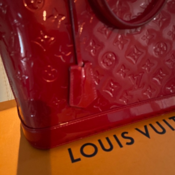 Louis Vuitton - Picture 5 of 11